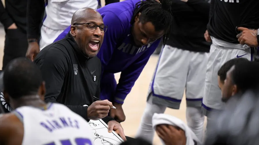 Deadspin | Sacramento's Mike Brown is NBA Coach of the Year — and it  shouldn't be close