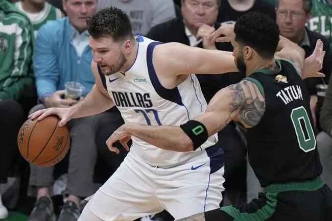 Celtics beat Mavericks 105-98, take 2-0 lead in NBA Finals | World News |  kelownadailycourier.ca