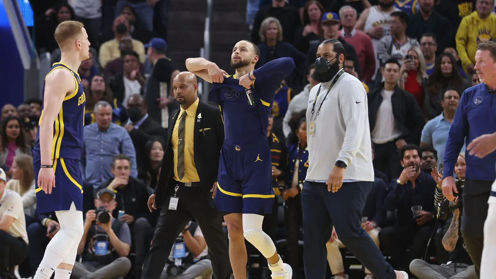 Steph Curry rekinn út úr húsi fyrir að henda munnstykkinu sínu - Vísir