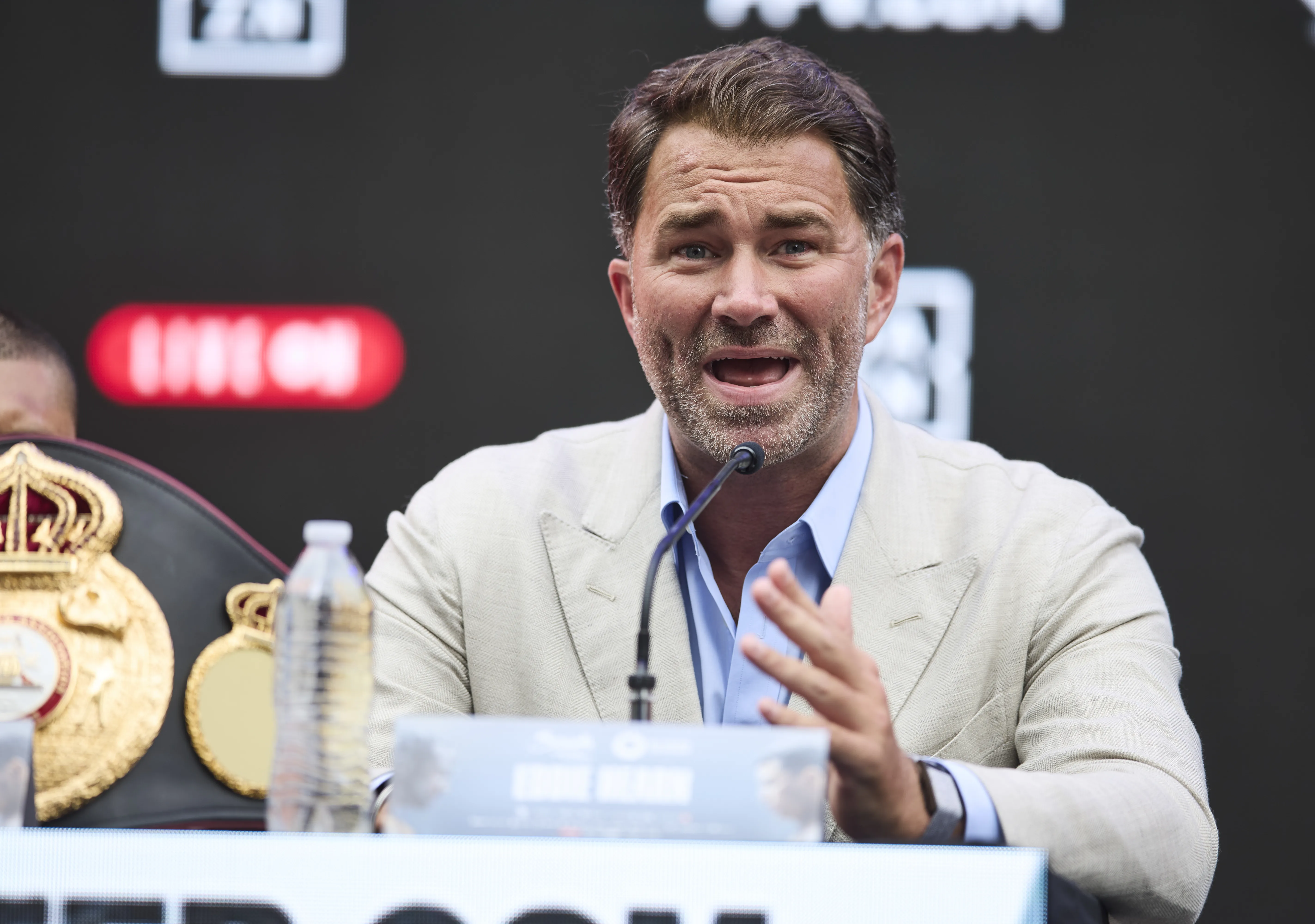 Nhóm của Jake Paul nổ súng vào Eddie Hearn sau khi anh gọi trận đấu với Mike Tyson là 'trò hề' | talkSPORT