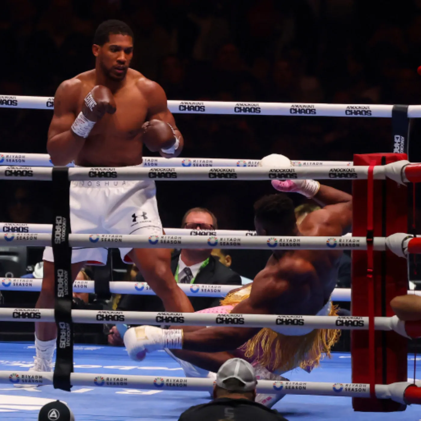 image_6757fbdbea2de Former UFC Champion Rushed to Oxygen After Devastating Knockout by Anthony Joshua