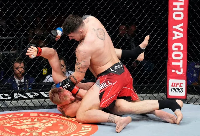 VIDEO: Tom Aspinall Scores First-Round UFC Submission Win Over Volkov -  Business Insider