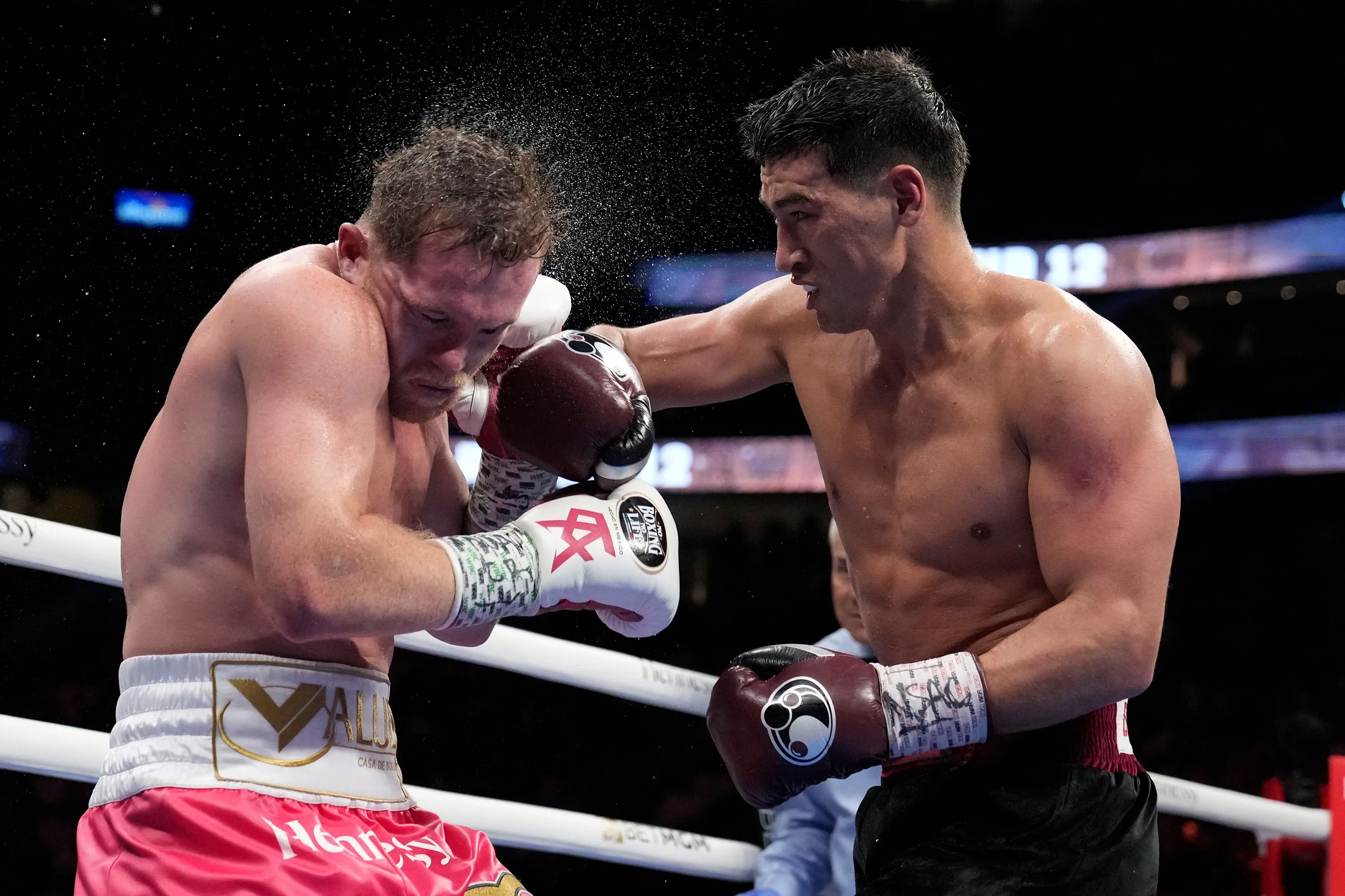 Canelo Alvarez choáng váng trước Dmitry Bivol của Nga khi anh phải chịu thất bại thứ hai trong sự nghiệp | CNN