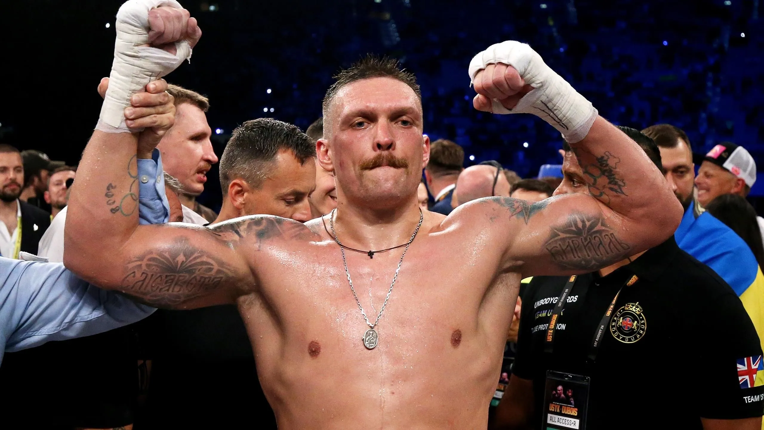 Oleksandr Usyk ngăn Daniel Dubois giữ lại danh hiệu vô địch hạng nặng thế giới sau vụ tranh cãi về đòn đánh thấp - Eurosport