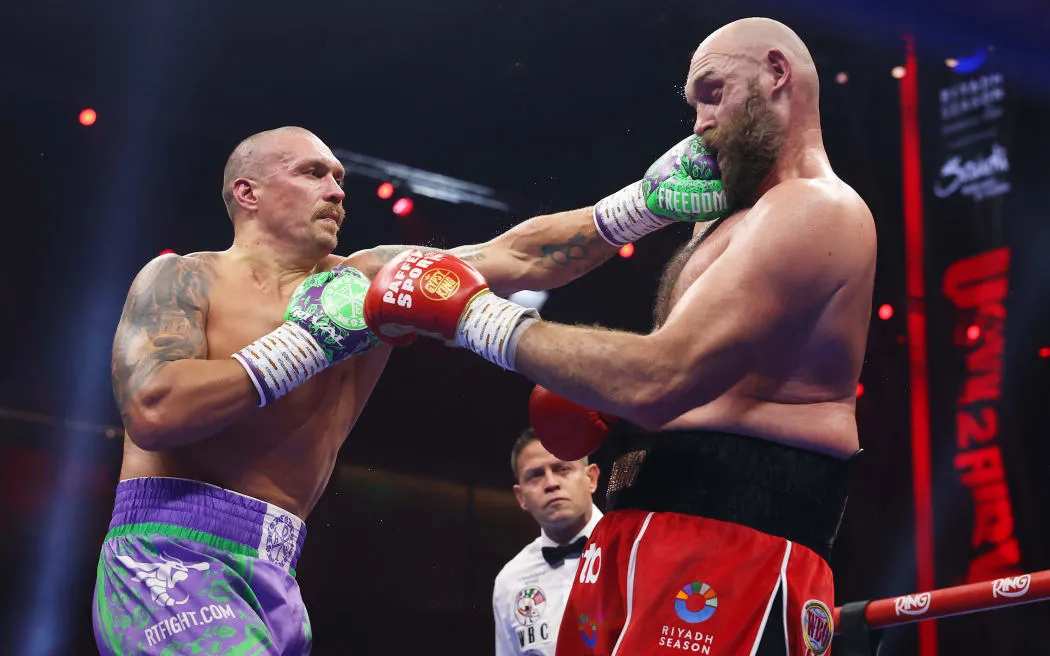 Oleksandr Usyk đánh bại Tyson Fury để giữ lại danh hiệu vô địch hạng nặng thế giới thống nhất - như đã xảy ra | RNZ News