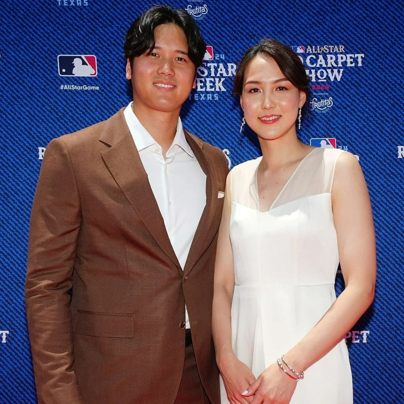 image_676bc9b2d516a Shohei Ohtani and Wife Turn Heads During Christmas Stroll