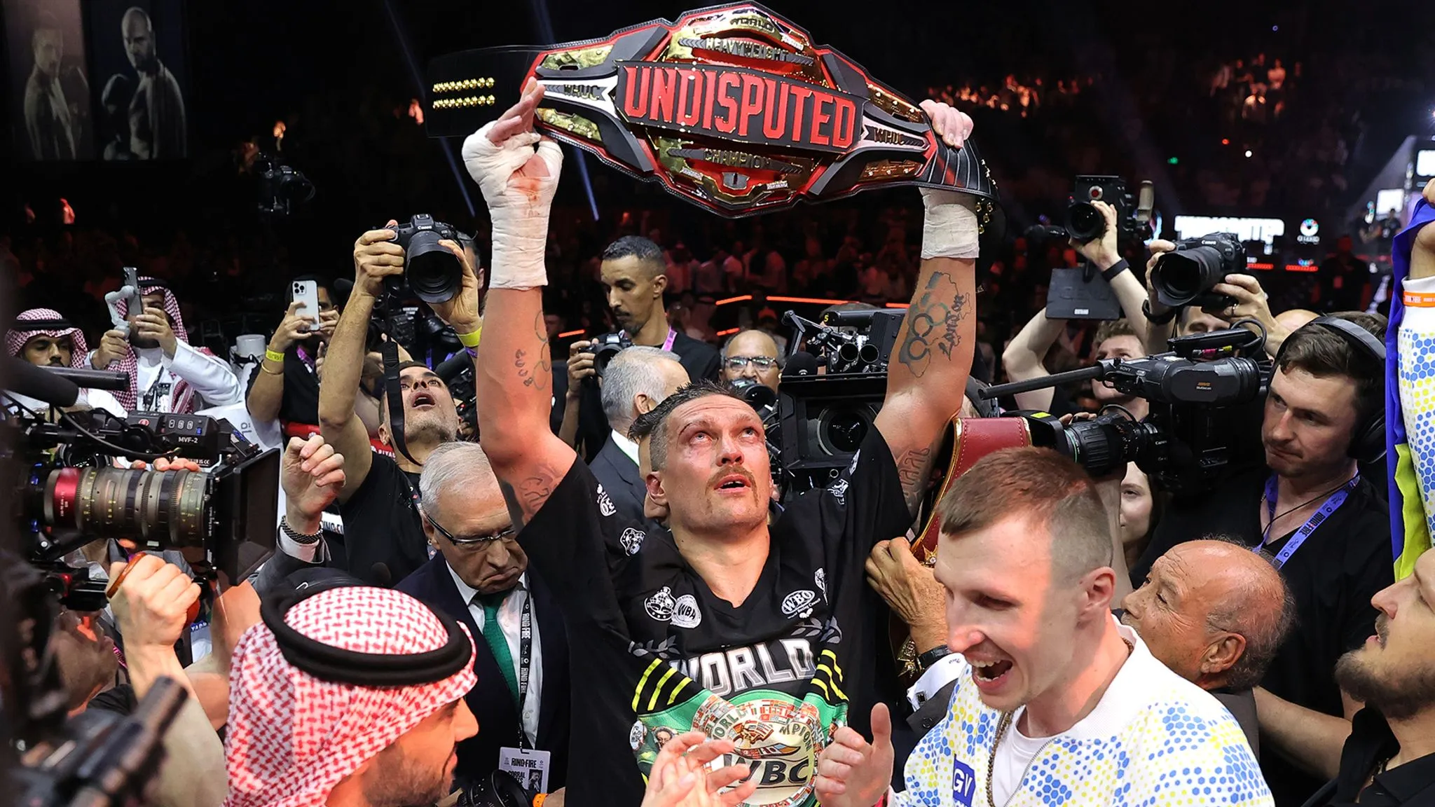 Oleksandr Usyk đánh bại Tyson Fury để giành chiến thắng trong trận tranh đai vô địch hạng nặng lịch sử không thể tranh cãi | Tin tức quyền anh | Sky Sports