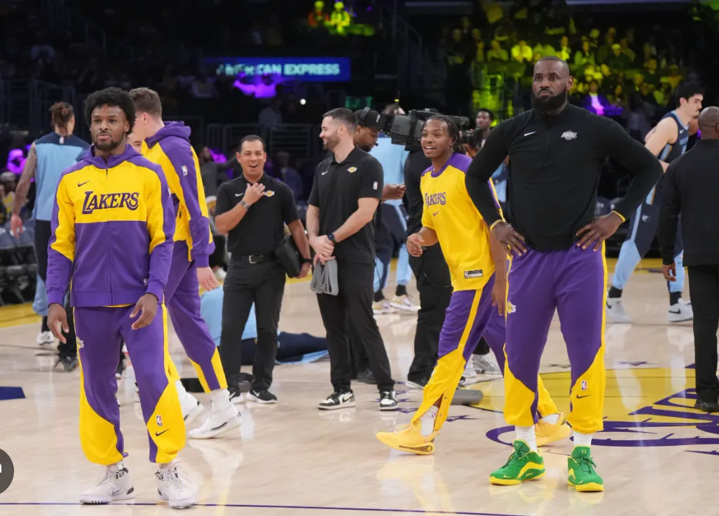 image_67736e1851073 Bronny James and Lakers Rookies Celebrate LeBron's 40th Birthday at Practice