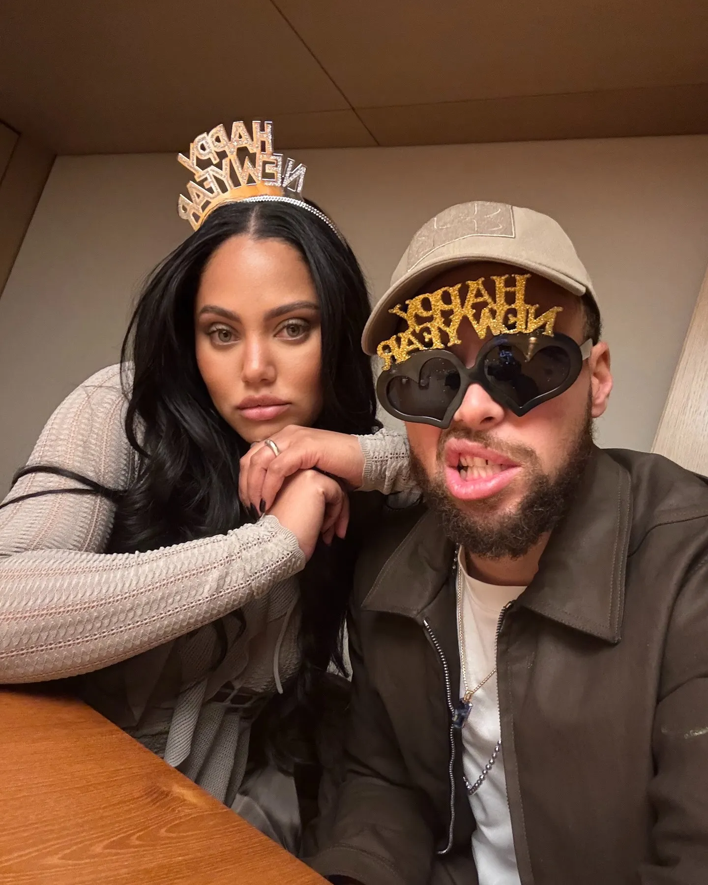 image_6775fc36c392e Stephen Curry has released a series of photos to celebrate the new year 2025 with his wife Ayesha Curry and family, extremely happy and sweet.Read the full story in the comments section