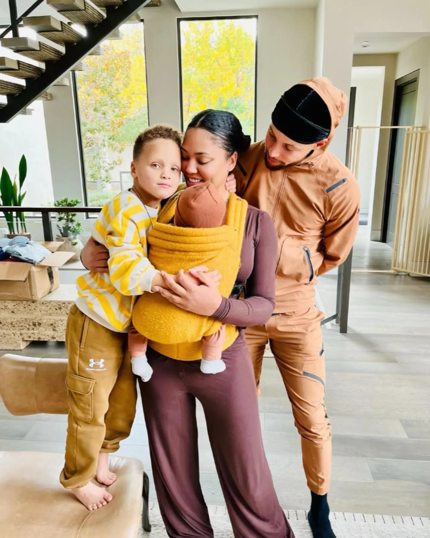 image_6775fc3772d91 Stephen Curry has released a series of photos to celebrate the new year 2025 with his wife Ayesha Curry and family, extremely happy and sweet.Read the full story in the comments section