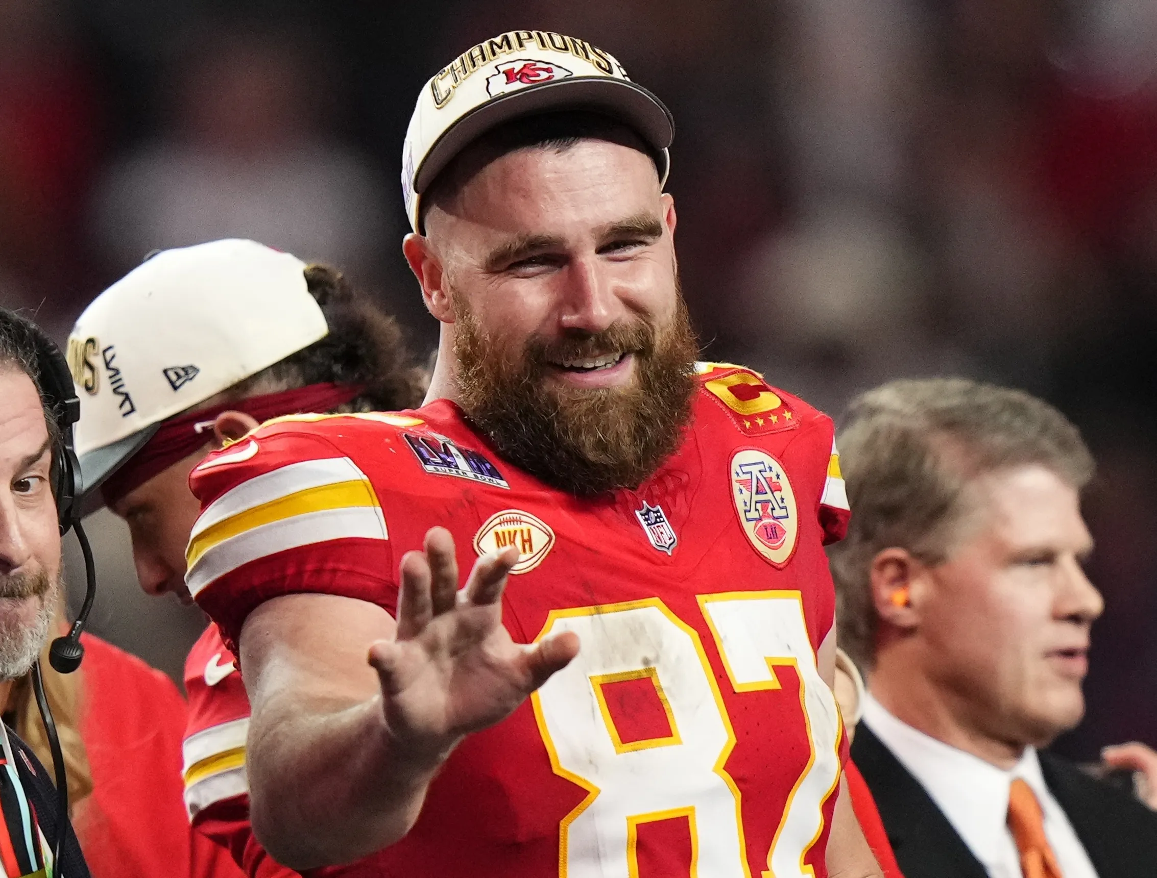 Chiefs sign star tight end Travis Kelce to new 2-year, $34.25 million deal,  AP source says – NewsNation