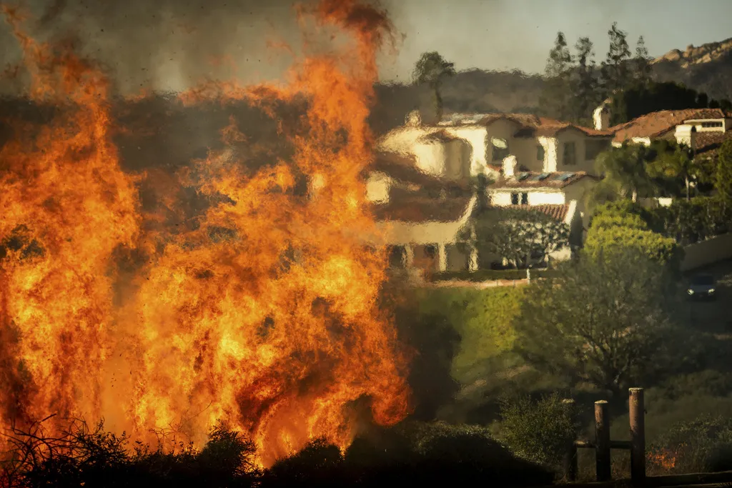 Severe drought conditions fueling dangerous Palisades Fire | KTLA