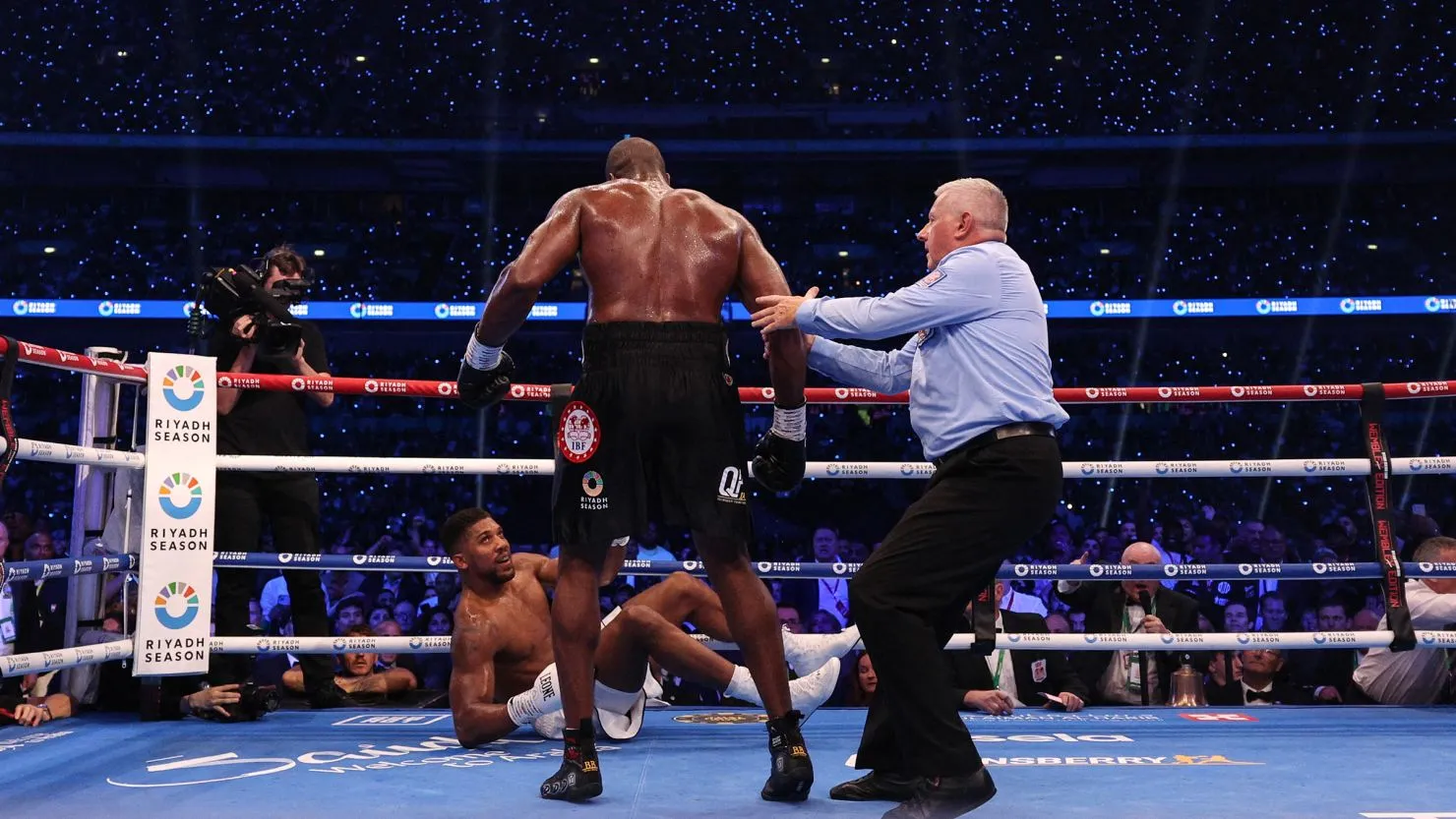 image_6784843264069 Joshua bitterly reunites with Daniel Dubois, showing a surprising attitude when witnessing Dubois being honored with Joshua's knockout.