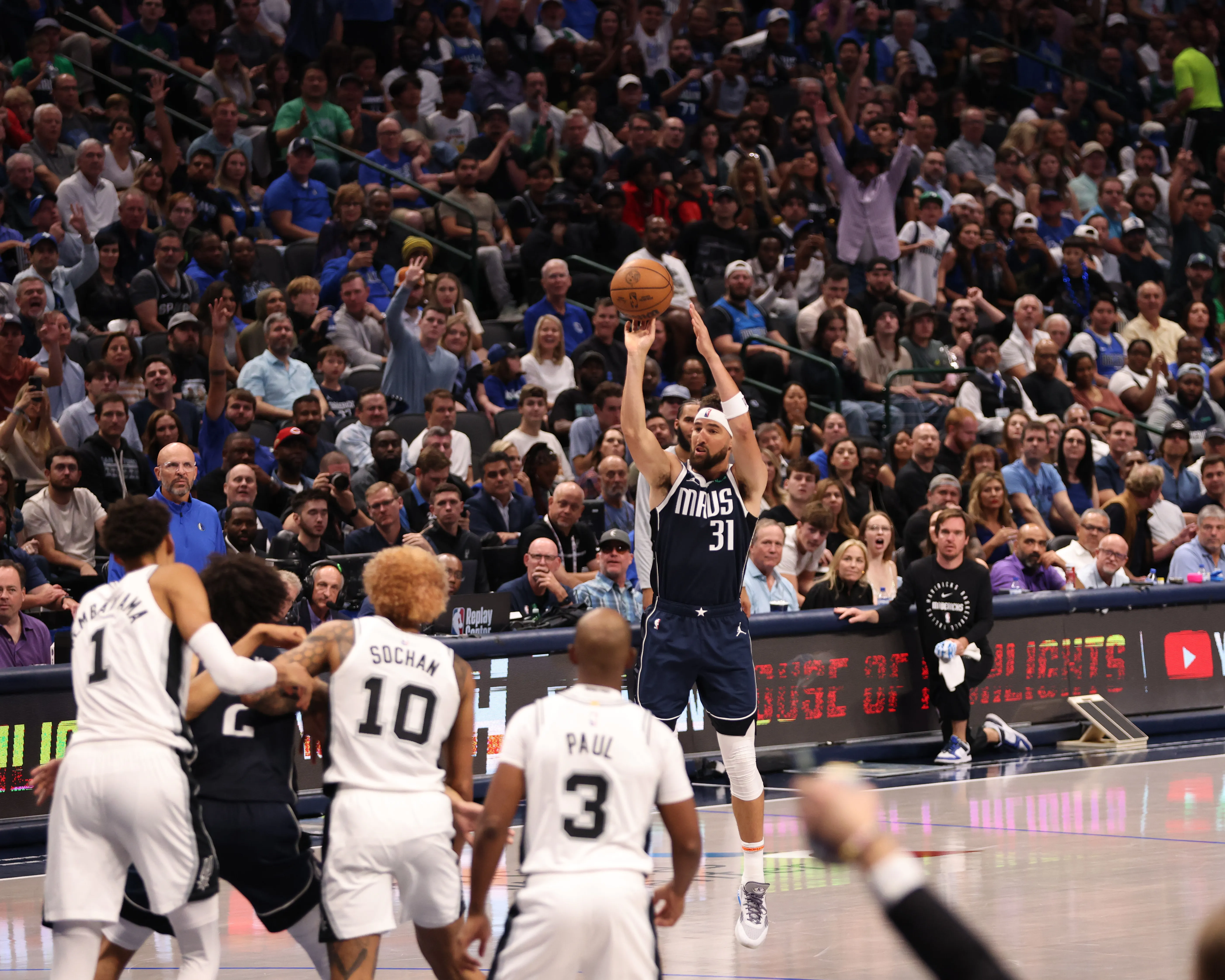 image_678b313e670c3 Klay Thompson set up a beautiful finish to help the Mavericks secure a victory against the Thunder.