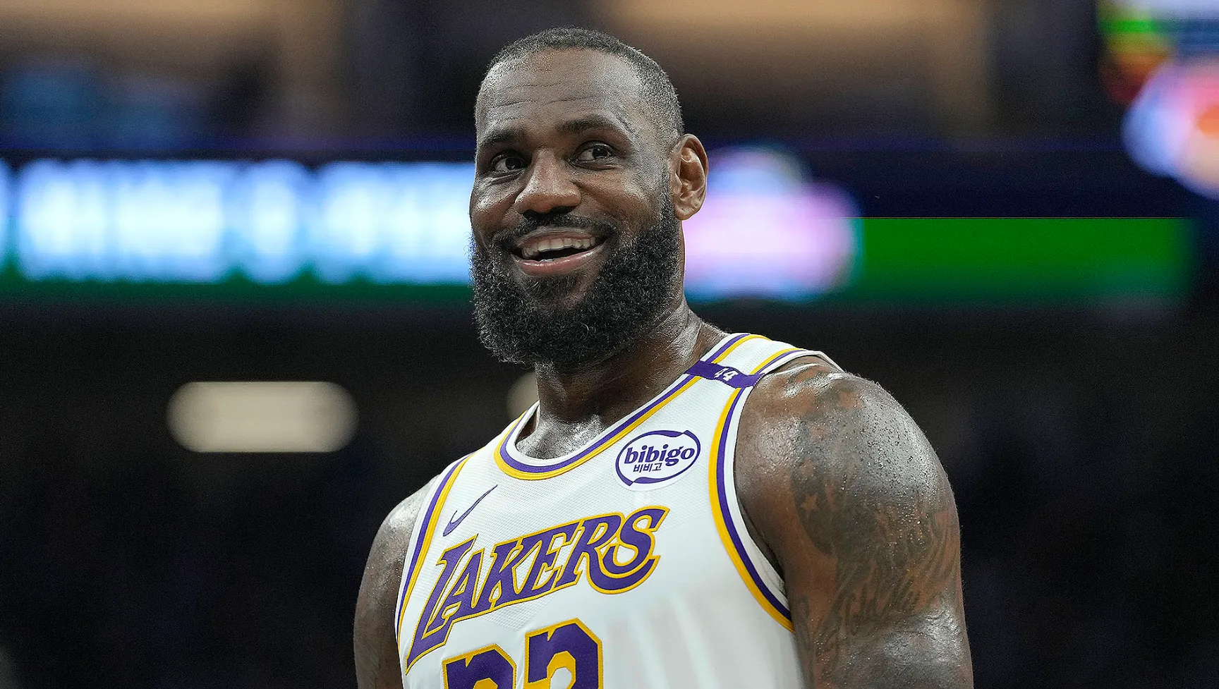 image_678bbcadc134c LeBron James Delights Young Fan in Unforgettable Viral Moment