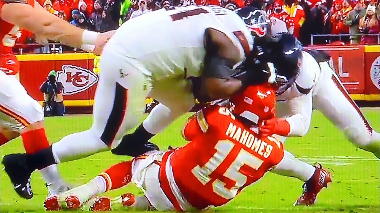 image_678cdc2d87b91 NFL Fans Outraged over Roughing Call on Patrick Mahomes in Chiefs vs. Texans