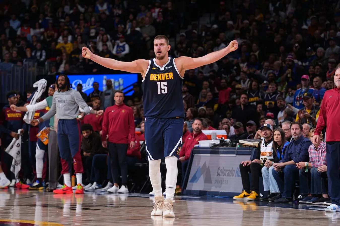 Nikola Jokic vượt qua huyền thoại Magic Johnson, thăng hạng trong danh sách  đặc biệt của NBA