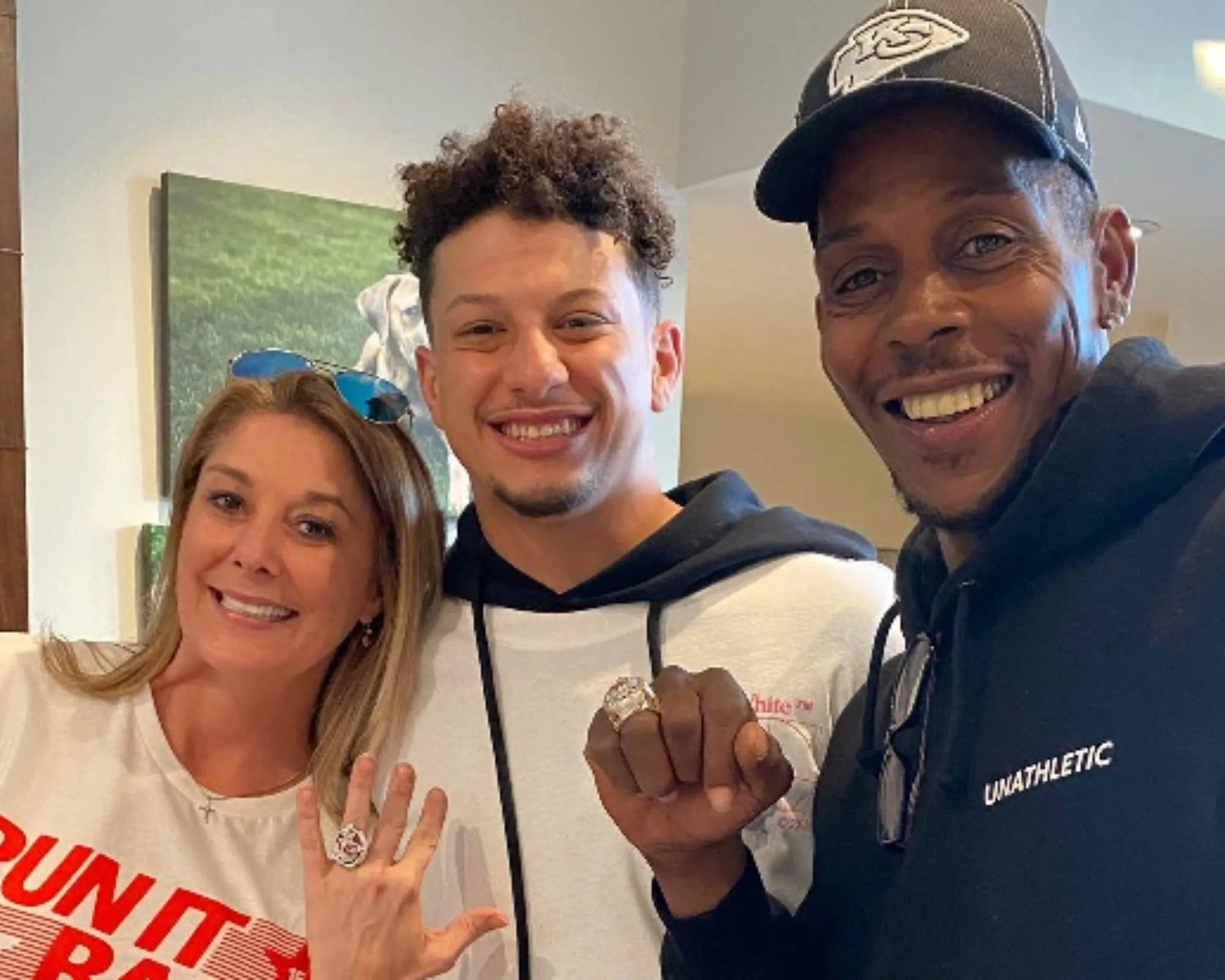 Gặp gỡ bố mẹ của Patrick Mahomes, Pat và Randi: bố mẹ của tiền vệ Kansas City Chiefs có một cậu con trai khác, Jackson, và đã ly hôn vào năm 2006… nhưng Pat nghĩ gì về Taylor Swift? |