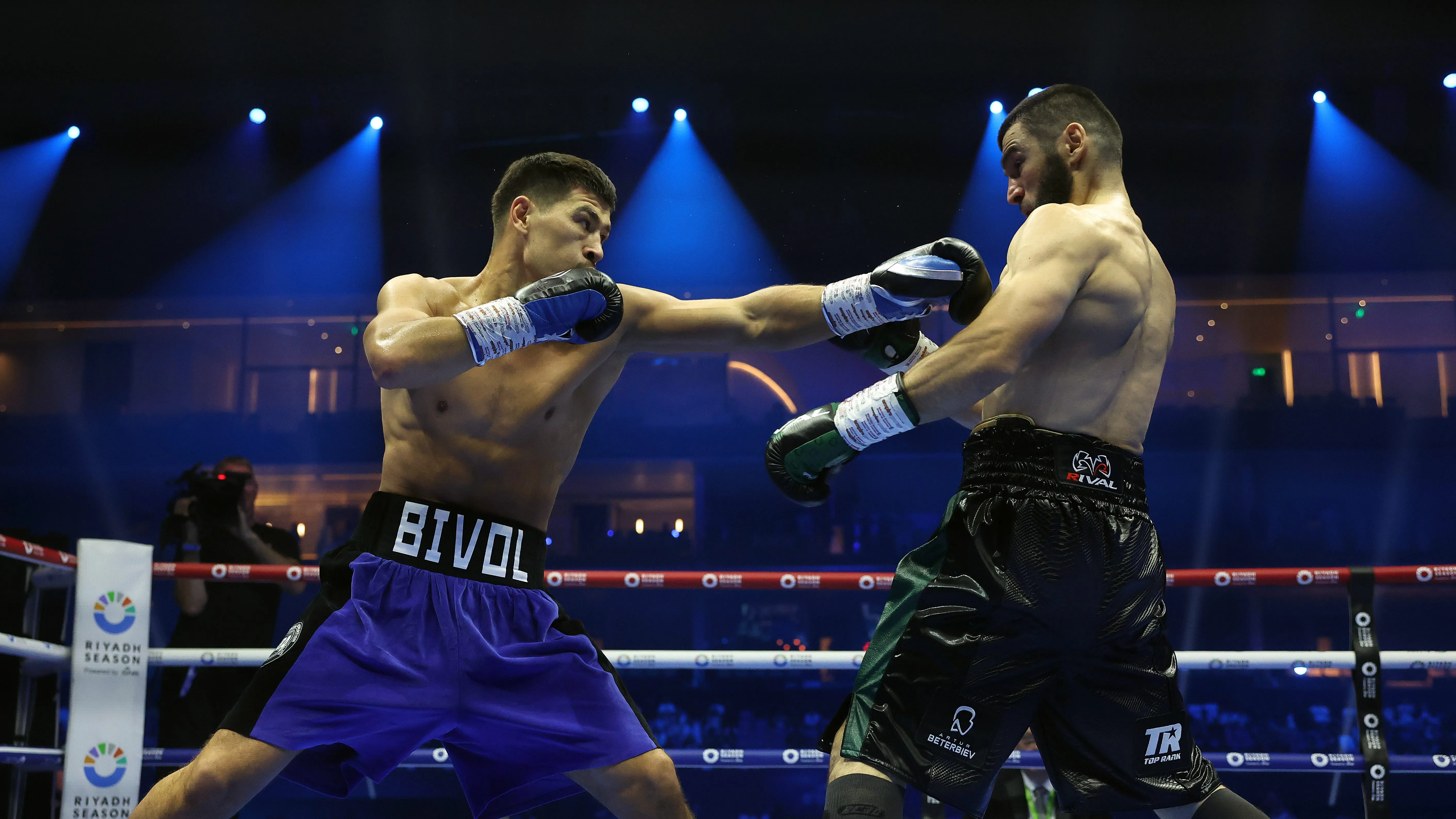 What time is Artur Beterbiev vs Dmitry Bivol fight?