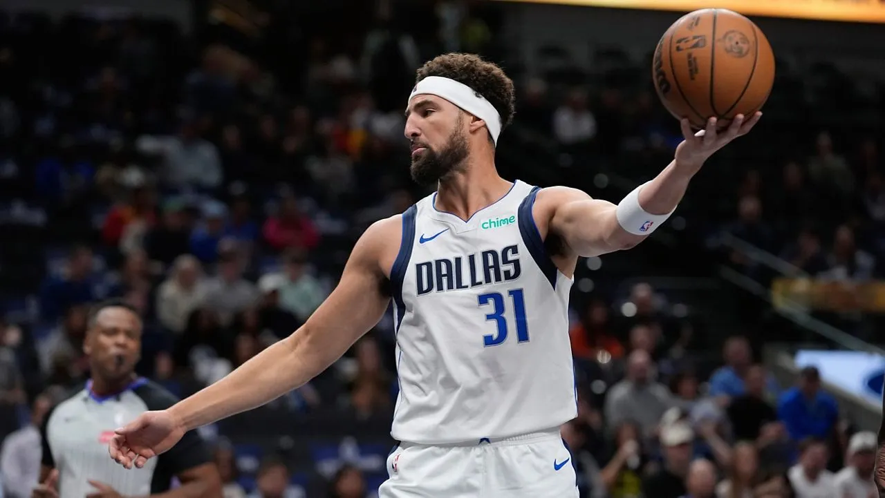 Klay Thompson sets 3s record for Dallas debut in Mavs win