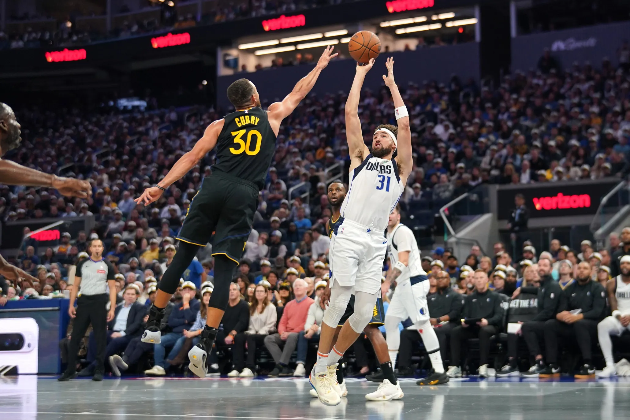 How many points did Klay Thompson score on his return to Golden State?