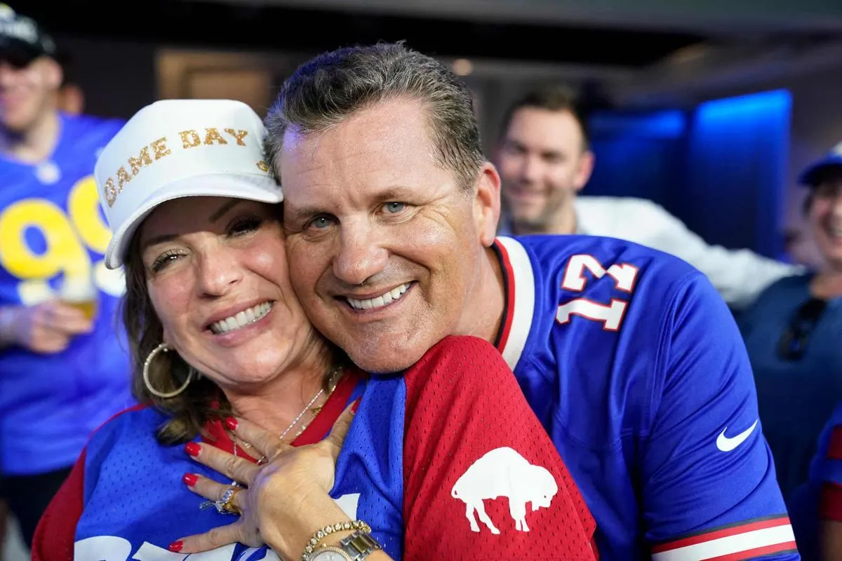 Josh Allen's father sings national anthem at Wyoming football game