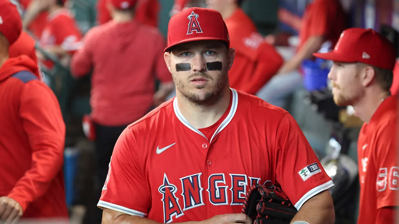 Astros Fan xé bóng bẩn từ thiên thần ngôi sao của Mike Trout trong khung cảnh